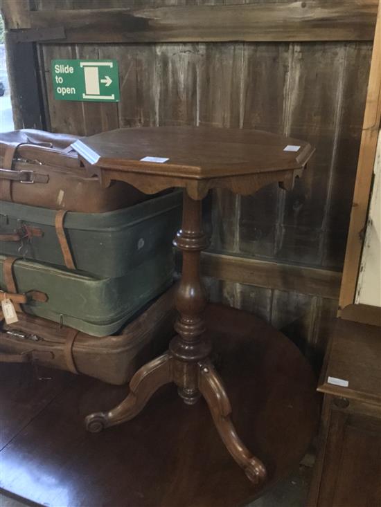 Victorian octagonal chestnut wine/lamp table(-)